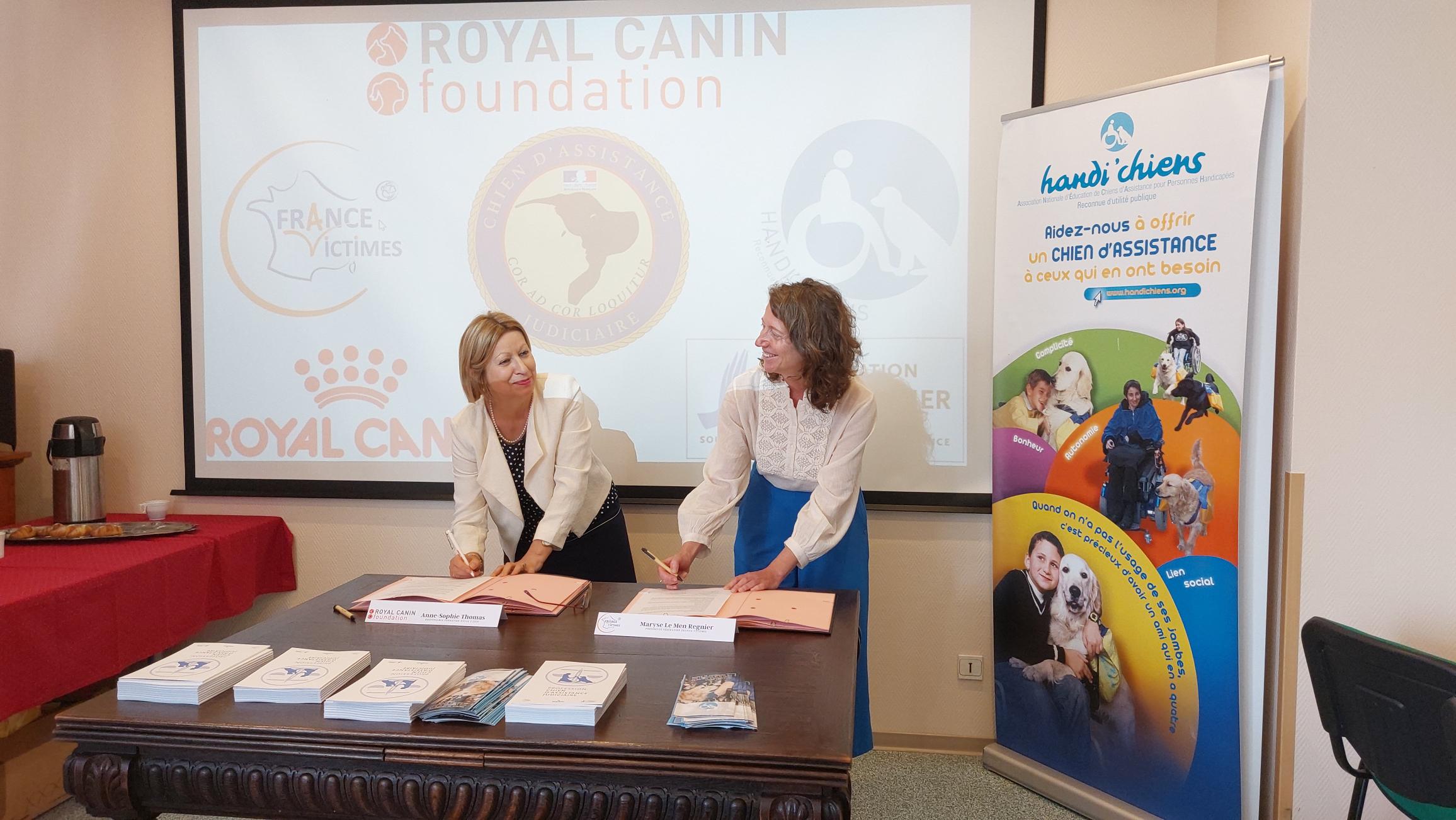 Déploiement de 14 HANDI'CHIENS par la signature d'une convention entre la Fédération et la Fondation Royal Canin