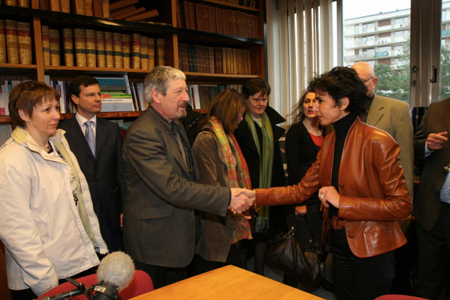 R. DATI, ministre de la Justice salue le directeur de l'association d'aide aux victimes locale